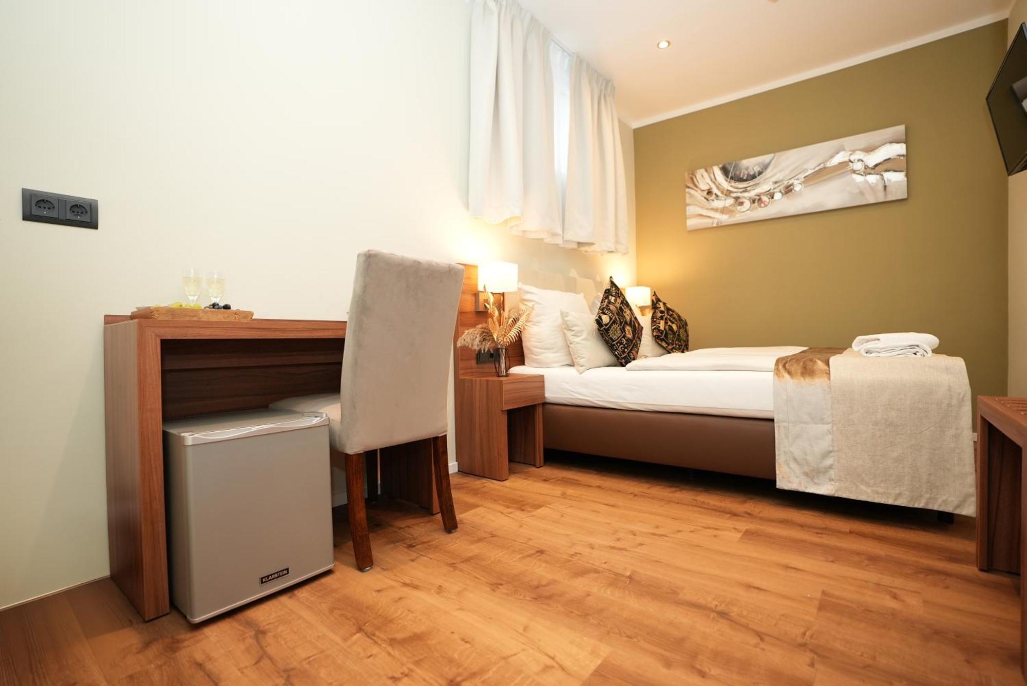 Hotel Attaché An Der Messe 3*